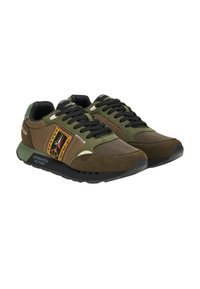 Sneakers da uomo a basso profilo in verde e marrone con lacci neri, materiali scamosciati e in rete, e patch con il logo sul lato.