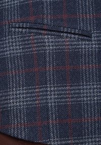 Granatowa tkanina w kratę z teksturowanym splotem, z cienkimi czerwonymi i białymi liniami tworzącymi wzór w szachownicę oraz delikatnym połyskiem.