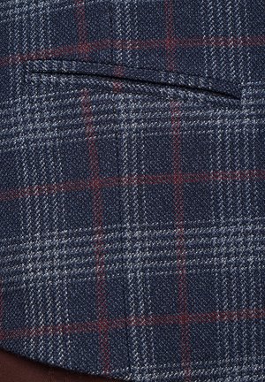 Granatowa tkanina w kratę z teksturowanym splotem, z cienkimi czerwonymi i białymi liniami tworzącymi wzór w szachownicę oraz delikatnym połyskiem.