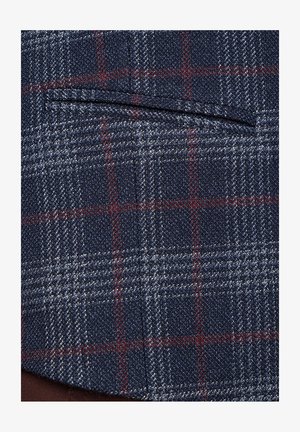 Granatowa tkanina w kratę z teksturowanym splotem, z cienkimi czerwonymi i białymi liniami tworzącymi wzór w szachownicę oraz delikatnym połyskiem.