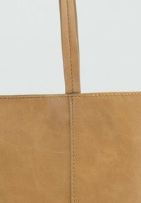 Geantă tote din piele maro cu un design structurat, cusături întărite și două mânere lungi. Textură netedă cu finisaj mat.
