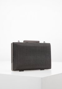 Obdélníková kovová kabelka se síťovinou v tmavě šedé barvě, s hladkým zavíráním nahoře a texturovaným povrchem s jemným mřížkovým vzorem.