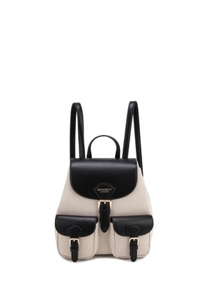 Zaino in tela beige con patta e cinturini in pelle nera, dotato di due tasche frontali con chiusura a fibbia e manico superiore.