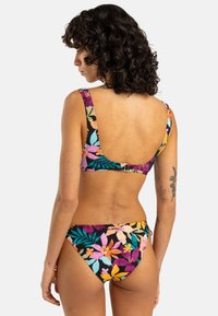 Blommig bikinitoppset med svart bakgrund och livfulla tropiska blommor. Toppen har fyrkantig halsringning och breda axelremmar; botten har en kort skärning.