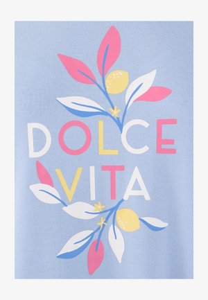 Texte « Dolce Vita » avec des feuilles roses, blanches, jaunes et bleues ainsi que des citrons sur un fond de tissu bleu clair.