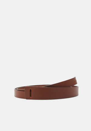 Ceinture en cuir marron enroulée avec une extrémité rectangulaire simple, présentée sur un fond clair uni.