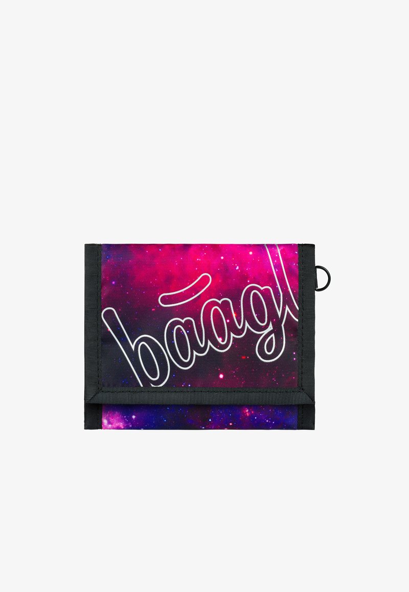 Czarny portfel z tkaniny, zdobiony kolorowym nadrukiem galaktyki w odcieniach fioletu i różu, z napisem „baagl” w białej, kursywnej czcionce na przodzie.
