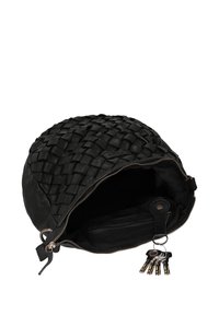 Schwarze geflochtene Lederhandtasche mit offenem Reißverschluss, die einen inneren Schlüsselhalter zeigt, der an einem Schlüsselring mit mehreren Schlüsseln befestigt ist.