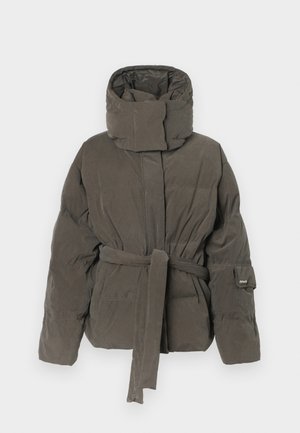 Chaqueta de invierno acolchada en gris oscuro, con cuello alto y cinturón a juego atado en la cintura, mangas largas y tejido mate suave.