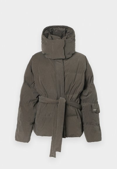Donkergrijze gewatteerde winterjas met hoge kraag en bijpassende riem die om de taille is gestrikt, lange mouwen en zachte matte stof.