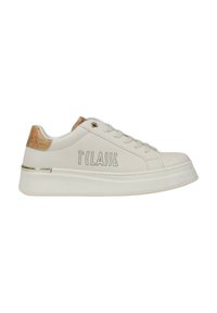 Sneaker bianca con una parte superiore liscia e sintetica, caratterizzata da testo in rilievo "1'CLASSE", un accento tan a motivo sul tallone e una suola spessa bianca.