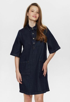 Denim jurk in donkerblauw, met een shirtkraag, knopen aan de voorkant, korte mouwen en twee voorzakken. Soepele textuur, relaxed fit.