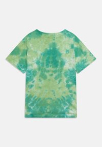 Camiseta verde tie-dye con un patrón en espiral de verdes claros y oscuros, de mangas cortas y cuello redondo. Material de algodón suave visible.