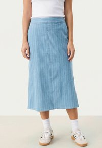 Denim midi krilo v svetlo modri barvi z navpičnimi belimi črtami, s straight cut, stranskimi razporki in pasom.