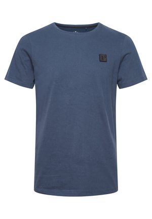 T-shirt blu navy a maniche corte realizzato in morbido cotone, con colletto a girocollo e una piccola etichetta in tessuto testurizzato sul davanti.