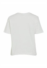 Camiseta blanca de manga corta hecha de algodón, con un cuello redondo y un corte relajado. La parte trasera es lisa, sin logotipos ni patrones visibles.