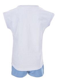 Camiseta de algodón blanca con manga corta, con un cuello redondo. Combinada con pantalones cortos de algodón azul claro. Diseño sencillo, textura suave.
