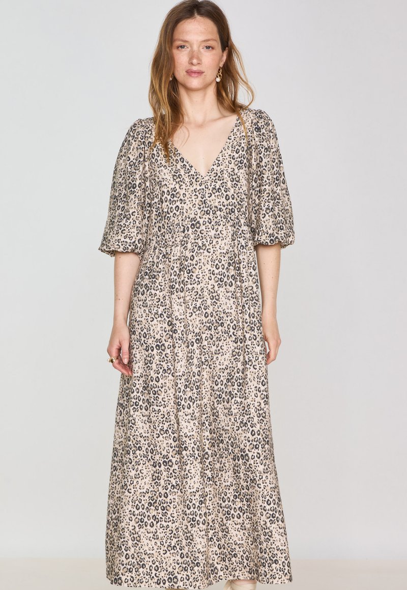 Robe maxi en tissu léger, dotée d'un motif léopard beige et noir, avec des manches bouffantes et un décolleté en V.