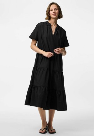 Zwarte gelaagde jurk van lichtgewicht stof, met korte mouwen, een V-hals en een geplooide taille voor een ontspannen silhouet.