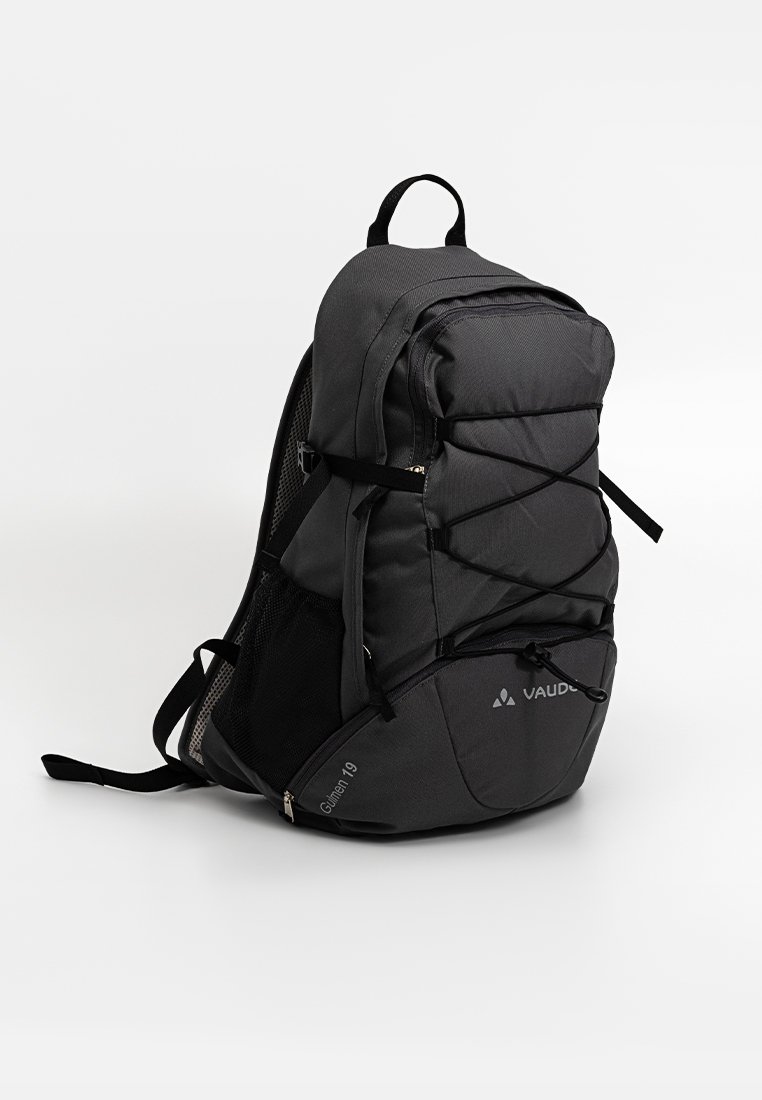 Zaino nero con finitura texturizzata, dotato di spallacci regolabili, tasche laterali in rete e design con cordino per ulteriore spazio di stoccaggio.