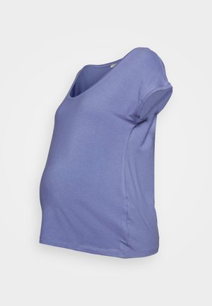 Camisa de maternidade em lilás claro, com decote em forma de barco, mangas curtas e um corte descontraído, projetada para conforto e facilidade de uso.