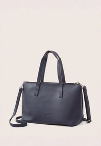 Tumesinine nahast käekott tekstuuriga pinnaga, kaheteljeliste käepidemete, eemaldatava õlarihma ja minimalistliku disainiga. Omaduseks on kontrastne õmblus.