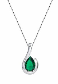 Collana d'argento con un gemstone verde a forma di pera all'interno di una montatura curva e slanciata, appesa a una catena attorcigliata.