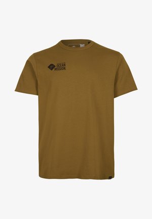 Camiseta de algodón marrón con cuello redondo, con un logo impreso y el texto "ÚNETE A NUESTRA MISIÓN OCEÁNICA" en el frente. Mangas cortas, corte regular.