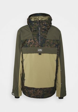 Outdoorjacke mit Kapuze, Camouflage- und olivgrünen Einsätzen, vorderem Halbreißverschluss, großer Fronttasche und schwarzen Handgelenkbündchen.