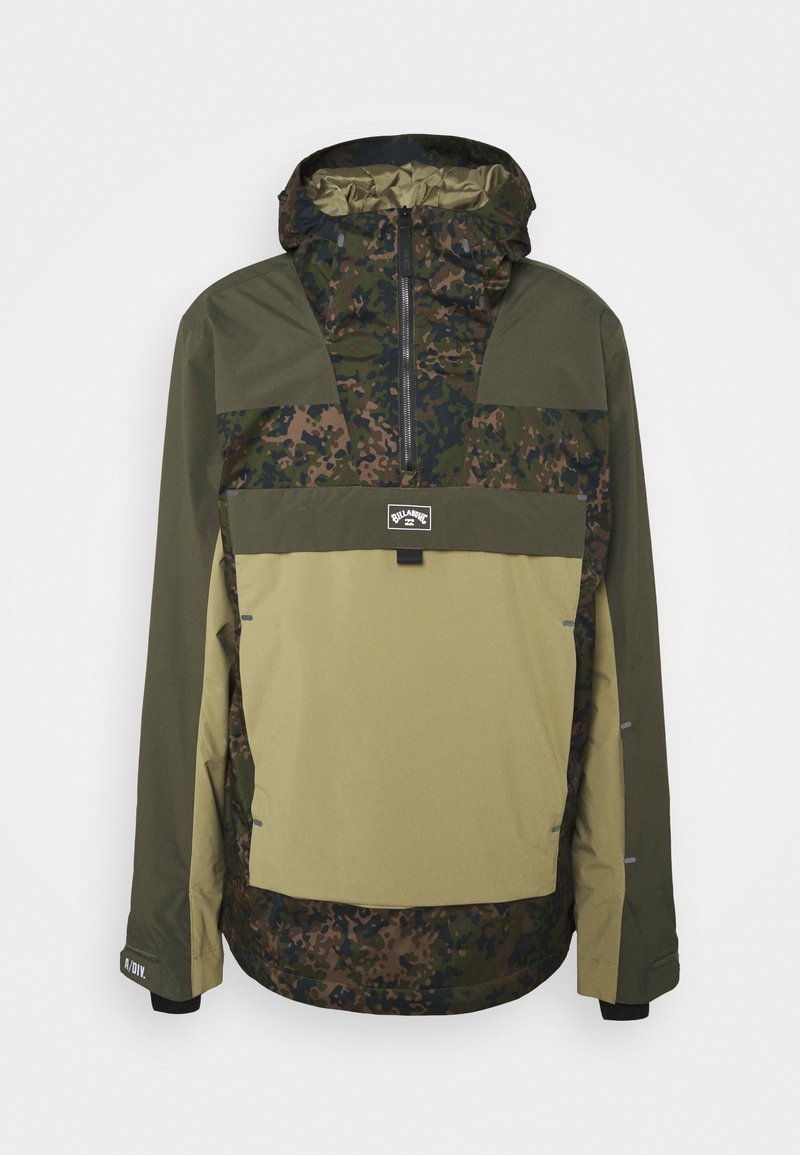 Veste d'extérieur à capuche avec panneaux camouflage et vert olive, fermeture éclair demi-frontale, grande poche frontale et poignets noirs.