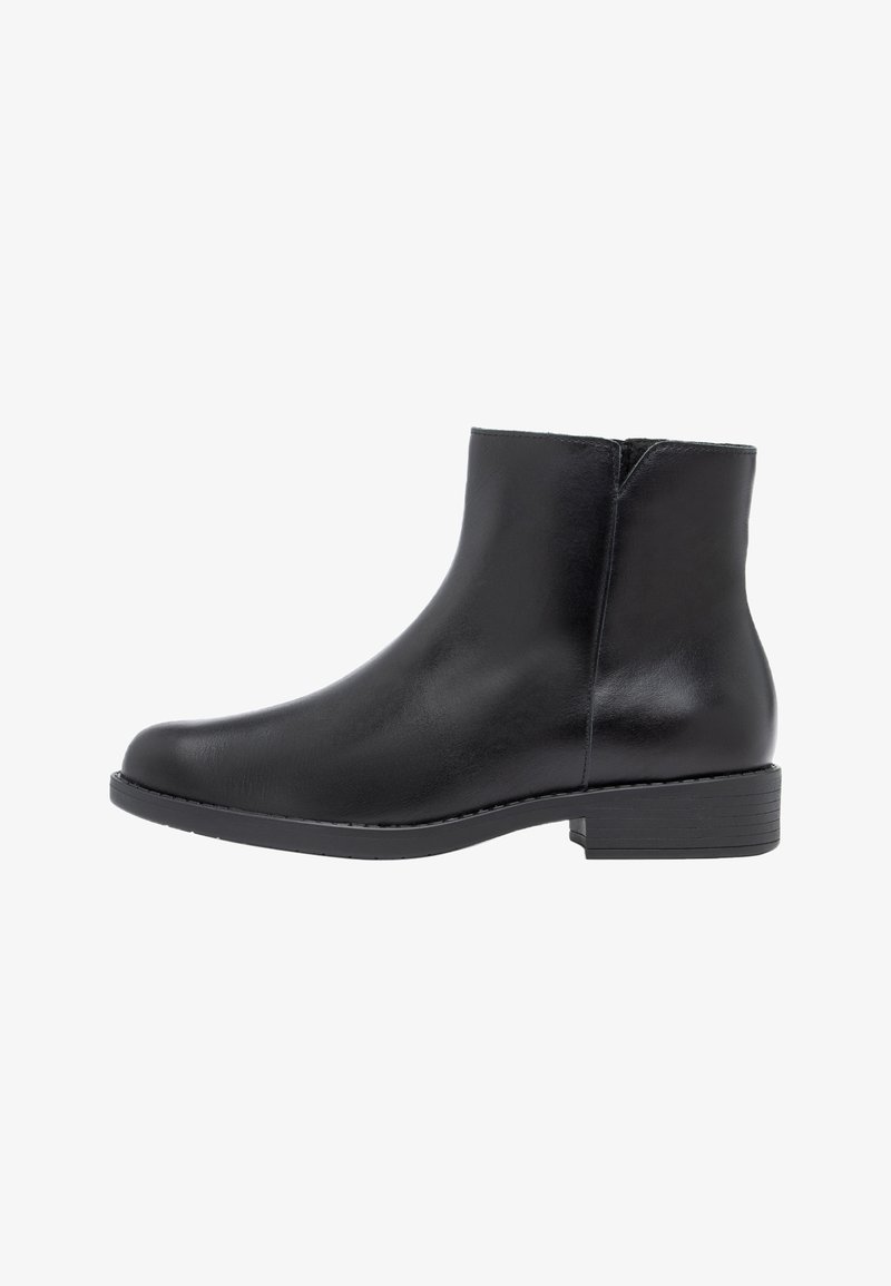 Bottine en cuir noir avec talon bloc bas et finition lisse, vue de côté sur fond blanc.