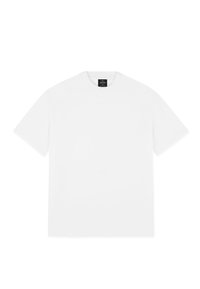 Camiseta blanca de manga corta en tejido de algodón, con escote redondo y una textura simple y suave. Etiqueta visible en el cuello.
