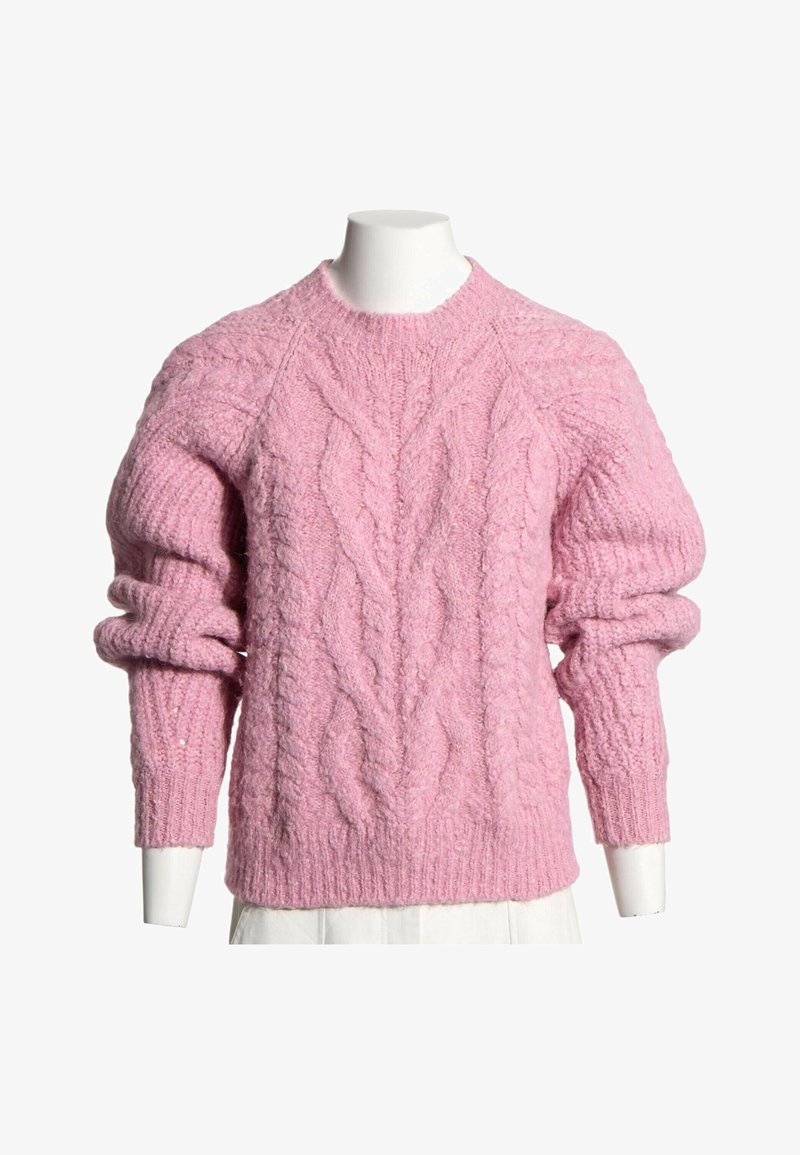 Pull épais rose en maille torsadée avec manches longues, poignets et ourlet côtelés, présenté sur un torse de mannequin blanc.
