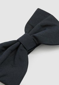 Texturált anyagból készült fekete csokornyakú, klasszikus formával, középen kötött és hajtott végekkel, finom csíkozott mintázattal.