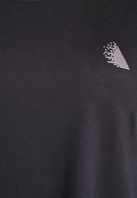 Černé tričko s krátkým rukávem vyrobené z hladkého materiálu, které na horním levém rohu obsahuje malý bílý grafický design připomínající nahromaděné čáry.