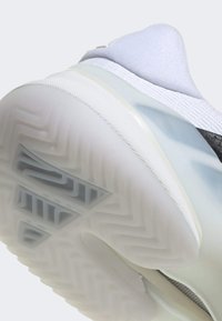 Biela športová obuv s textúrovaným zvrškom, tvarovaným pätou a polopriehľadnou podrážkou so vzorom rybej kosti.