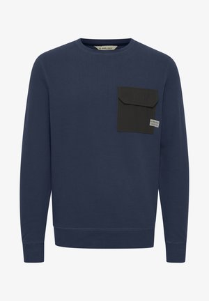 Navyblaues Sweatshirt aus Baumwolle mit einer schwarzen aufgesetzten Tasche auf der linken Brust, Rundhalsausschnitt und gerippten Bündchen und Saum.