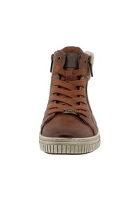 Hnědé vysoké tenisky vyrobené z kůže s texturovanými bočními akcenty, šněrovacím předním dílem a gumovou podešví s hlubokými drážkami.