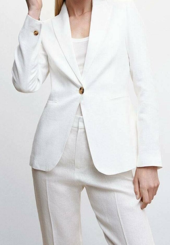 Blazer bianco in lino con chiusura a un bottone dorato, rever a punta e maniche lunghe, abbinato a pantaloni in lino coordinati.