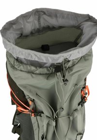 Sac à dos de randonnée vert avec un dessus ouvert. Fabriqué en tissu texturé, il possède des bretelles orange, des cordons réglables et une doublure intérieure lisse.