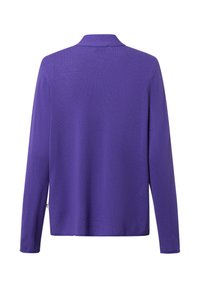Lila Langarmpullover aus strukturiertem Stoff mit Kragen. Gerader Schnitt, minimale Details, mit glatter Oberfläche.