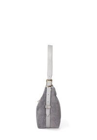 Borsa a spalla in suede grigio con tracolla in pelle bianca, dotata di una fibbia dorata, texture liscia e forma angolare. Chiusura con zip su un lato.