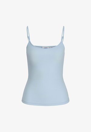 Lys blå topp laget av glatt, elastisk stoff med tynne spagetti-stropper, en rund halsutskjæring og en tettsittende silhuett.