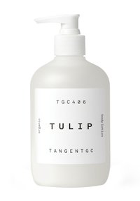 Weiße, opake Kunststoffflasche mit Pumpspender. Das Etikett trägt die Aufschriften "TULPE", "bio" und "Körperlotion" in fettem, schwarzem Text. Schlichtes und modernes Design.