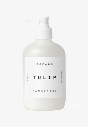 Weiße, opake Kunststoffflasche mit Pumpspender. Das Etikett trägt die Aufschriften "TULPE", "bio" und "Körperlotion" in fettem, schwarzem Text. Schlichtes und modernes Design.