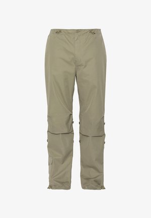 Pantaloni cargo leggeri in khaki con vita regolabile, aperture laterali con zip e tasche; texture liscia e materiale resistente.