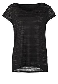 Top deportivo negro con un corte holgado, mangas cortas y cuello redondo. El material presenta un patrón texturizado y ligeramente transparente. Logo de Nike en el pecho.