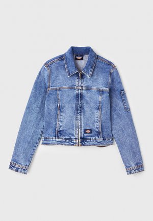 Šviesiai mėlynas džinsinis švarkas su apykakle, užtrauktuku, dviem priekinėm kišenėm ir logotipo pleistru. Turi ilgas rankoves ir siuvinėjimo detales.