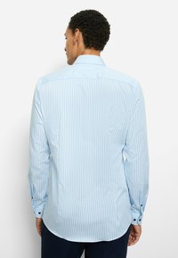 Hellblau gestreiftes Langarmhemd mit Standardkragen und geknöpften Manschetten, ausgestattet mit einer glatten Stoffstruktur und abgerundetem Saum.