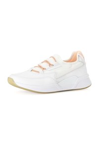 Witte sport sneakers met een gestructureerde bovenkant, oranje accenten, ronde veters en een lichtgekleurde rubberen zool. Aan de zijkant bevindt zich een patronenontwerp.
